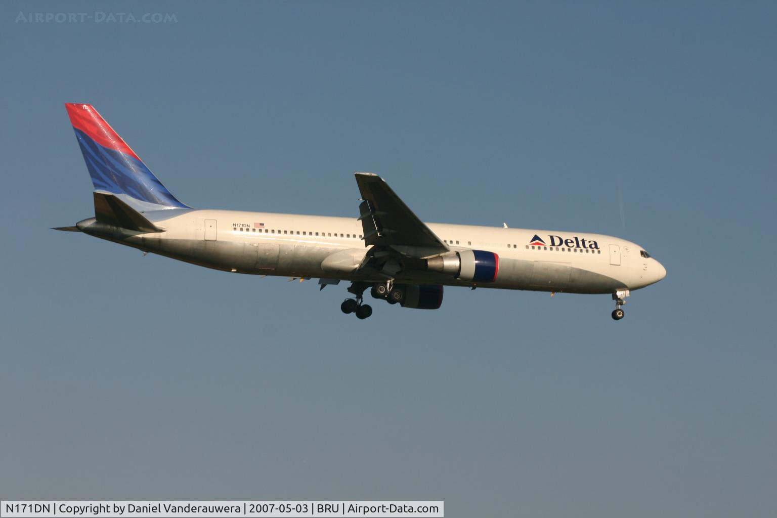 N171DN, 1990 Boeing 767-332 C/N 24759, flight DL124 is descending to rwy 02