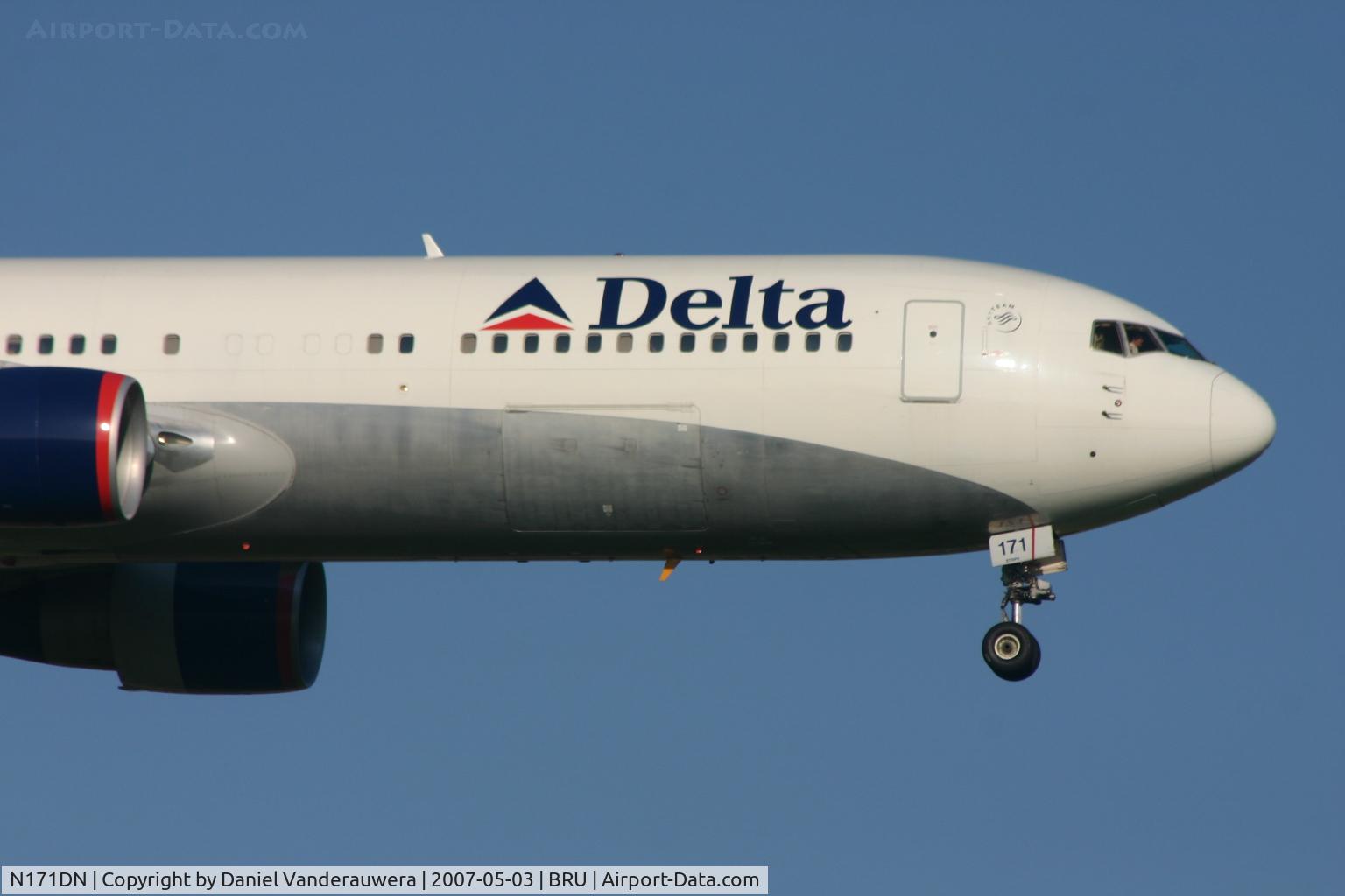 N171DN, 1990 Boeing 767-332 C/N 24759, shortly before landing on rwy 02