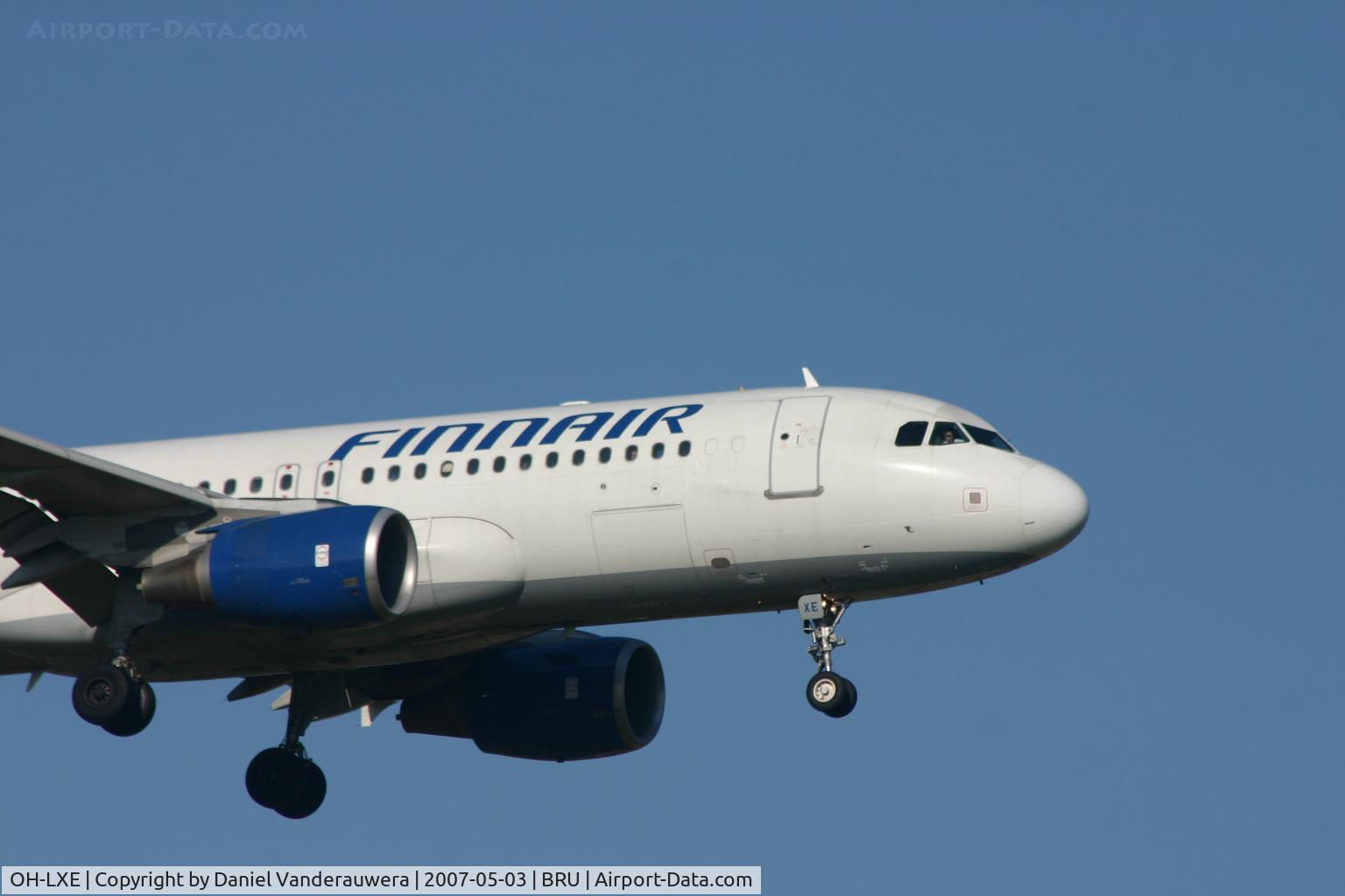 OH-LXE, 2001 Airbus A320-214 C/N 1678, shortly before landing on rwy 02