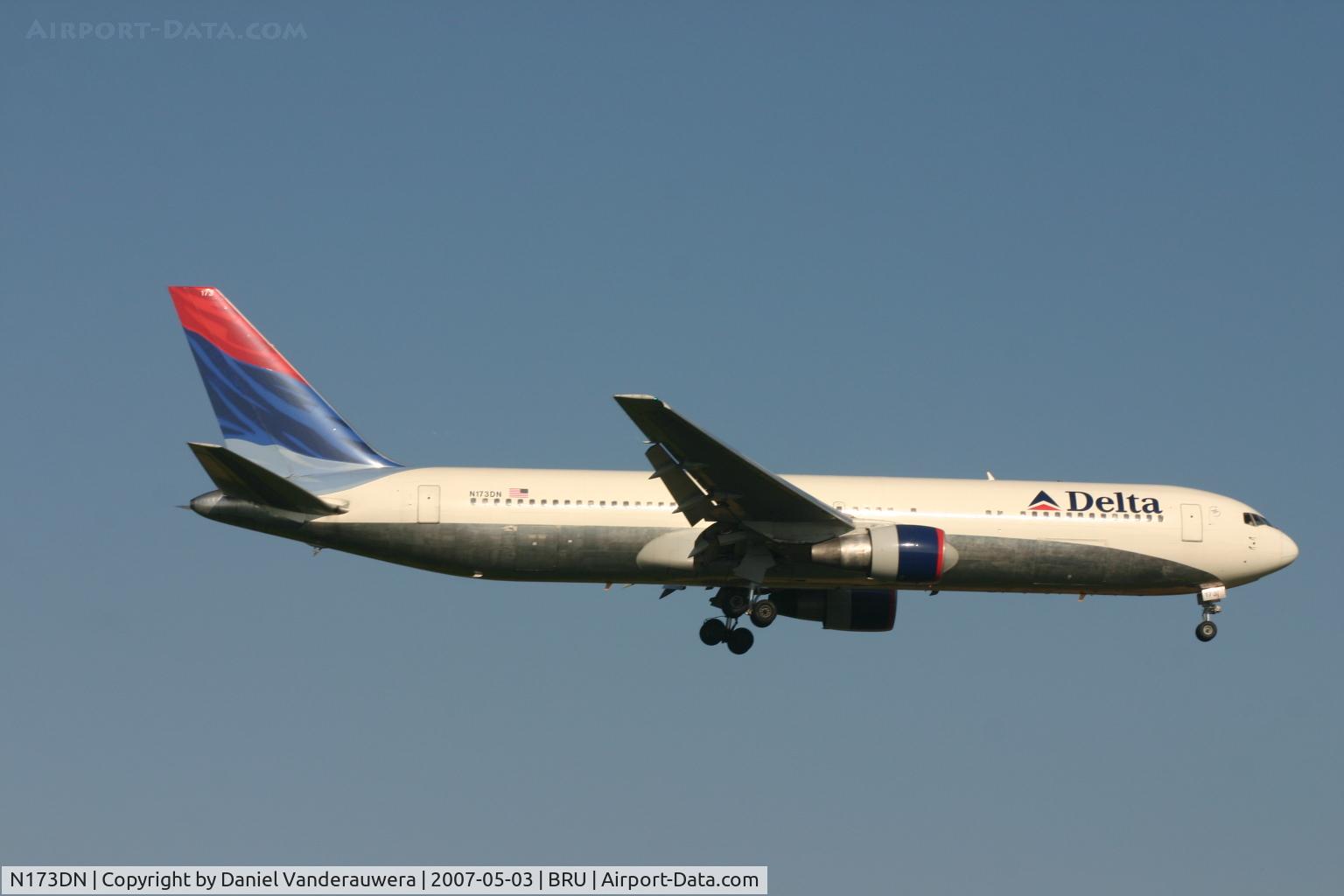 N173DN, 1990 Boeing 767-332 C/N 24800, flight DL140 is descending to rwy 02