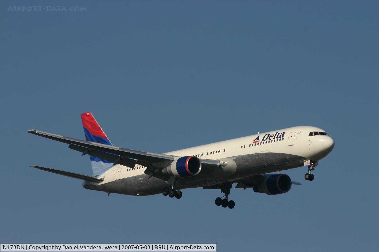 N173DN, 1990 Boeing 767-332 C/N 24800, approaching rwy 02