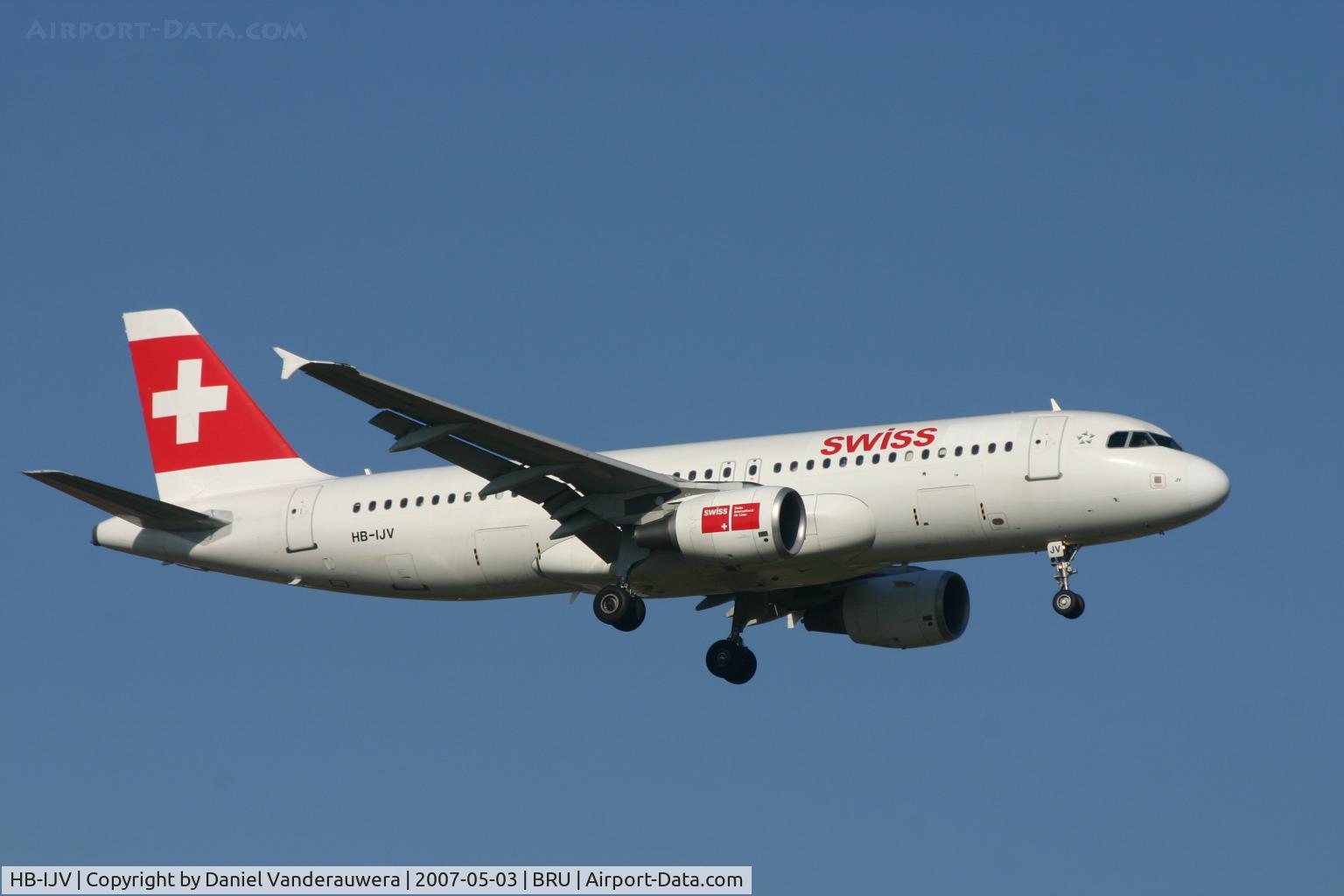 HB-IJV, 2003 Airbus A320-214 C/N 2024, flight LX786 is descending to rwy 02
