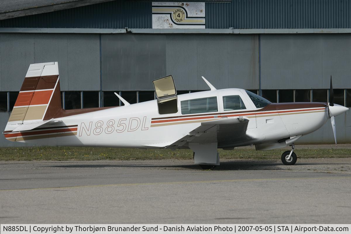 N885DL, 1980 Mooney M20K C/N 250479, Short fuelstop in small Danish airport