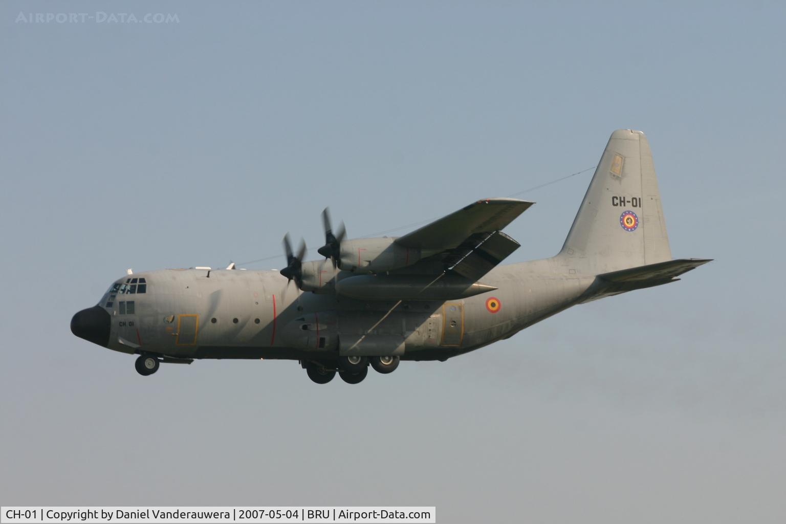 CH-01, 1971 Lockheed C-130H Hercules C/N 382-4455, descending to rwy 25L
