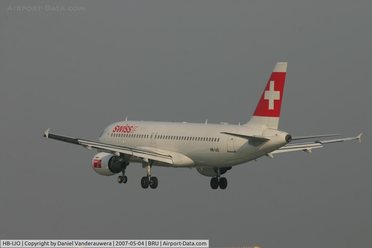 HB-IJO, 1997 Airbus A320-214 C/N 673, flight LX786 is descending to rwy 25L