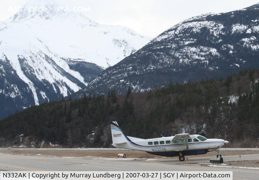 N332AK, 1999 Cessna 208B Grand Caravan C/N 208B0779, Taxing for takeoff on a sched to JNU