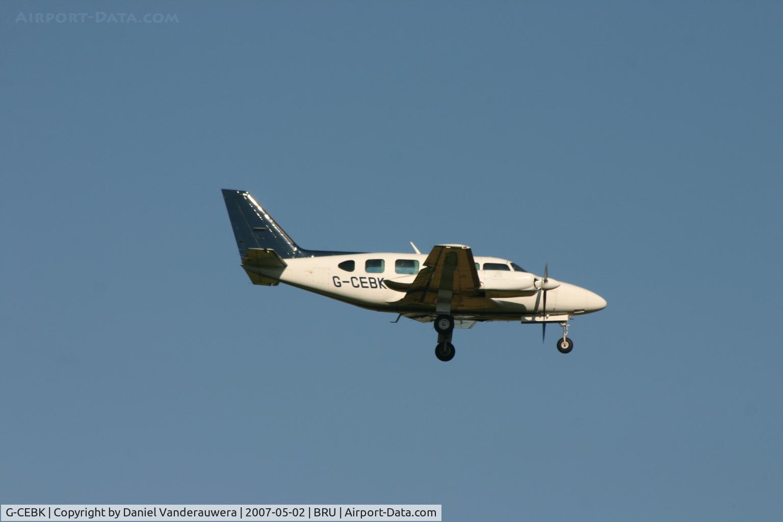 G-CEBK, 1976 Piper PA-31-350 Chieftain C/N 31-7652056, descending to rwy 02