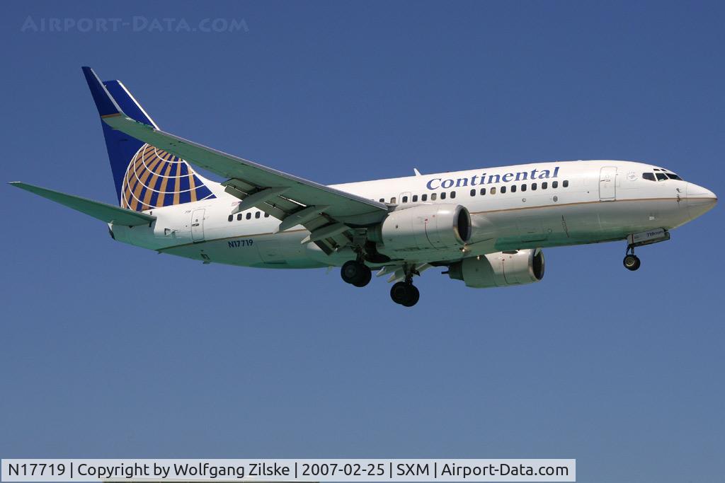 N17719, 1999 Boeing 737-724 C/N 28938, visitor