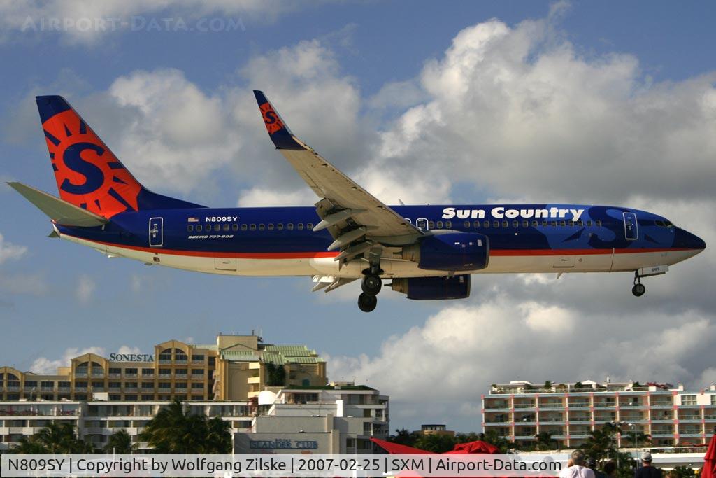 N809SY, 2005 Boeing 737-8Q8 C/N 30683, visitor