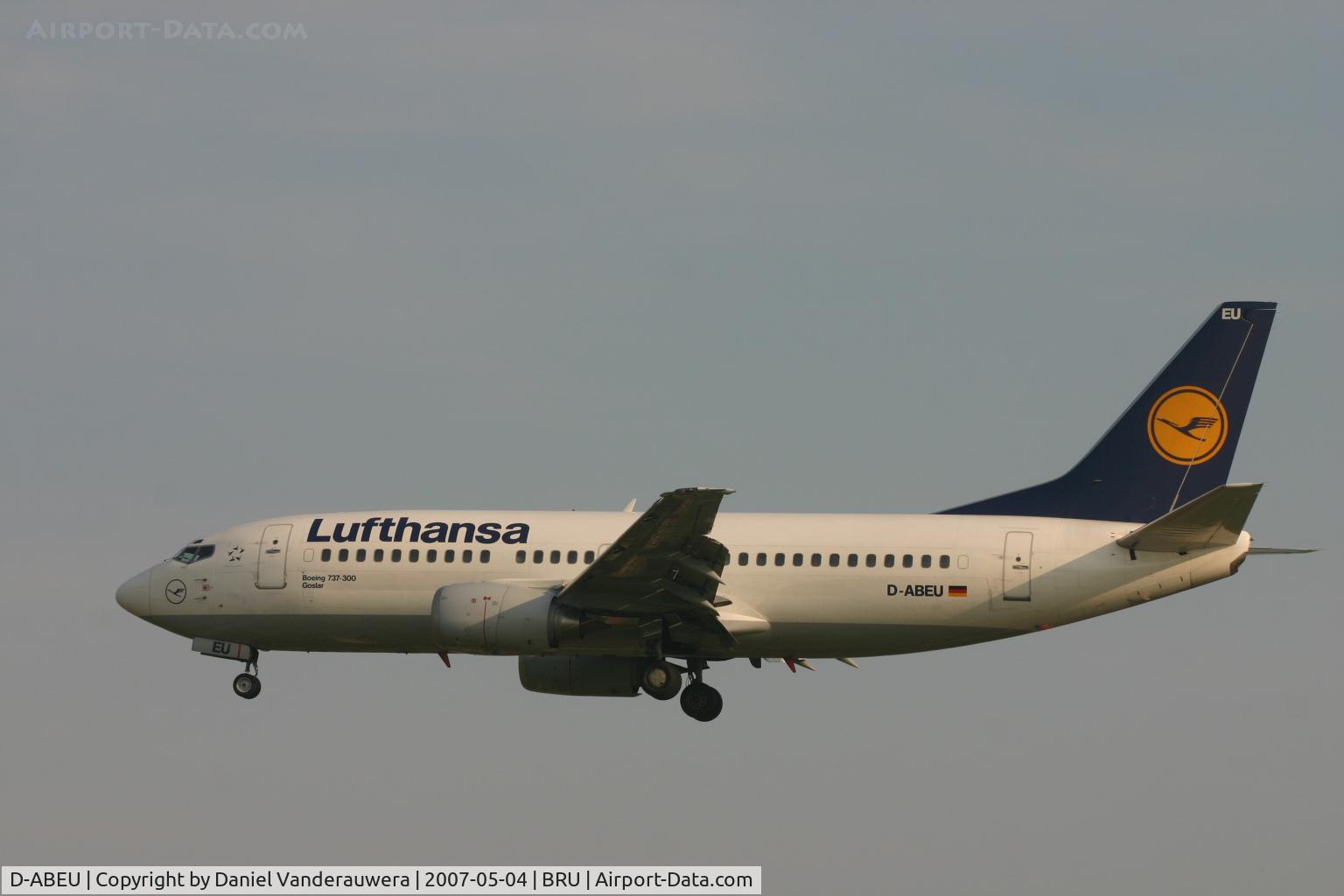 D-ABEU, 1995 Boeing 737-330 C/N 27904, flight LH4570 is descending to rwy 25L
