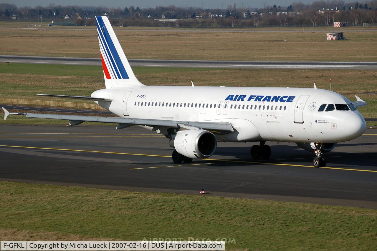 F-GFKL, 1990 Airbus A320-211 C/N 0101, Taxiing to the runway