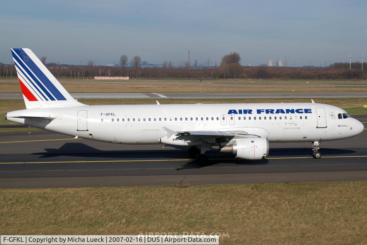 F-GFKL, 1990 Airbus A320-211 C/N 0101, Taxiing to the runway