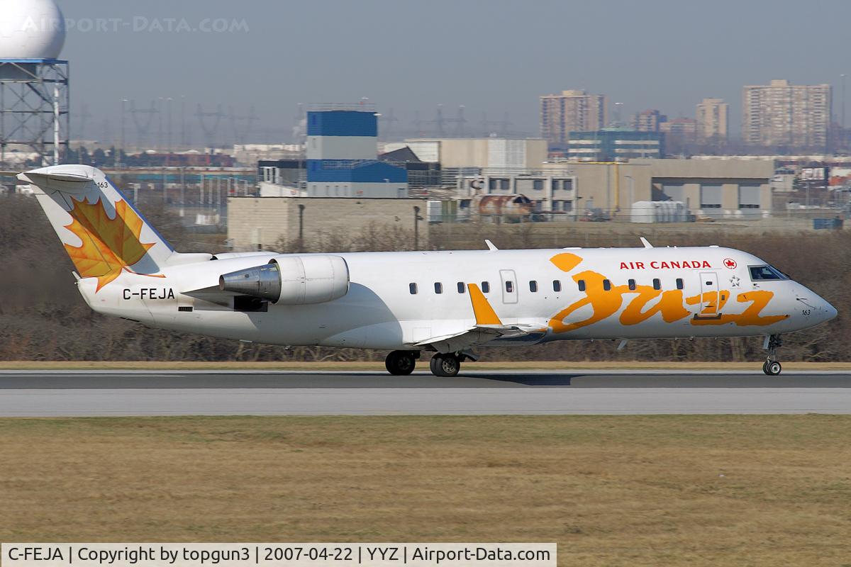 C-FEJA, 2004 Bombardier CRJ-200ER (CL-600-2B19) C/N 7983, Departing RWY33L.