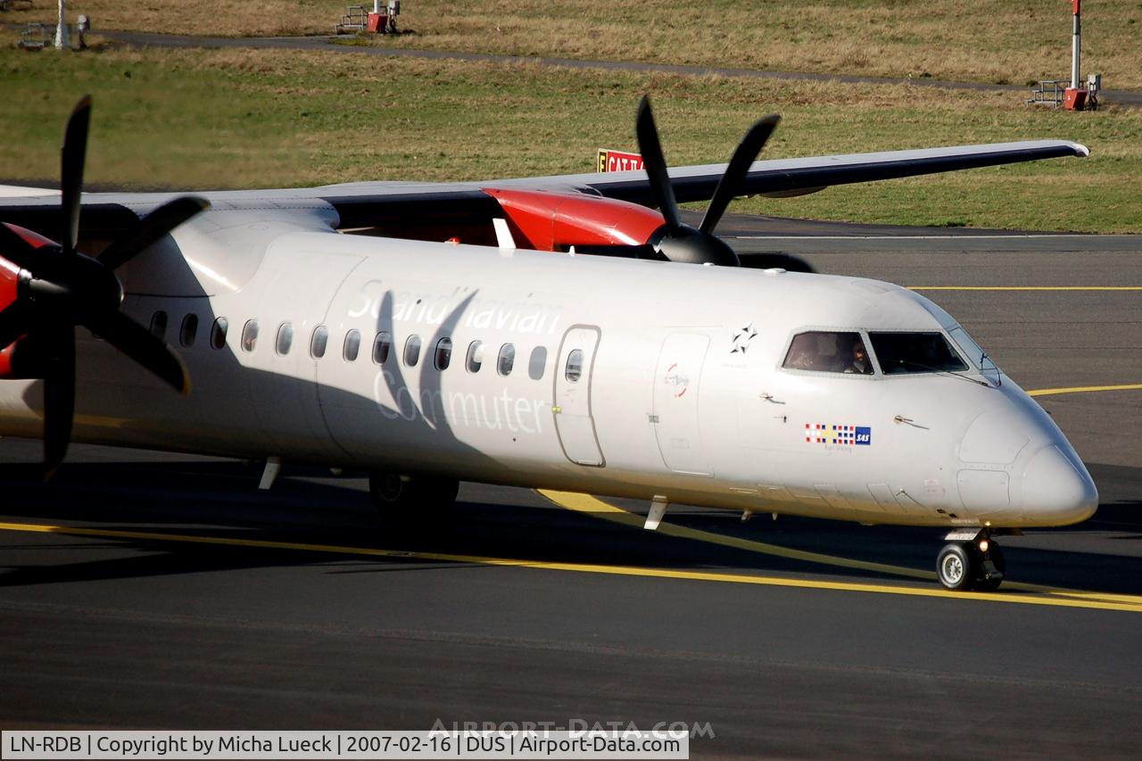 LN-RDB, 2000 De Havilland Canada DHC-8-402Q Dash 8 C/N 4018, Taxiing to the runway