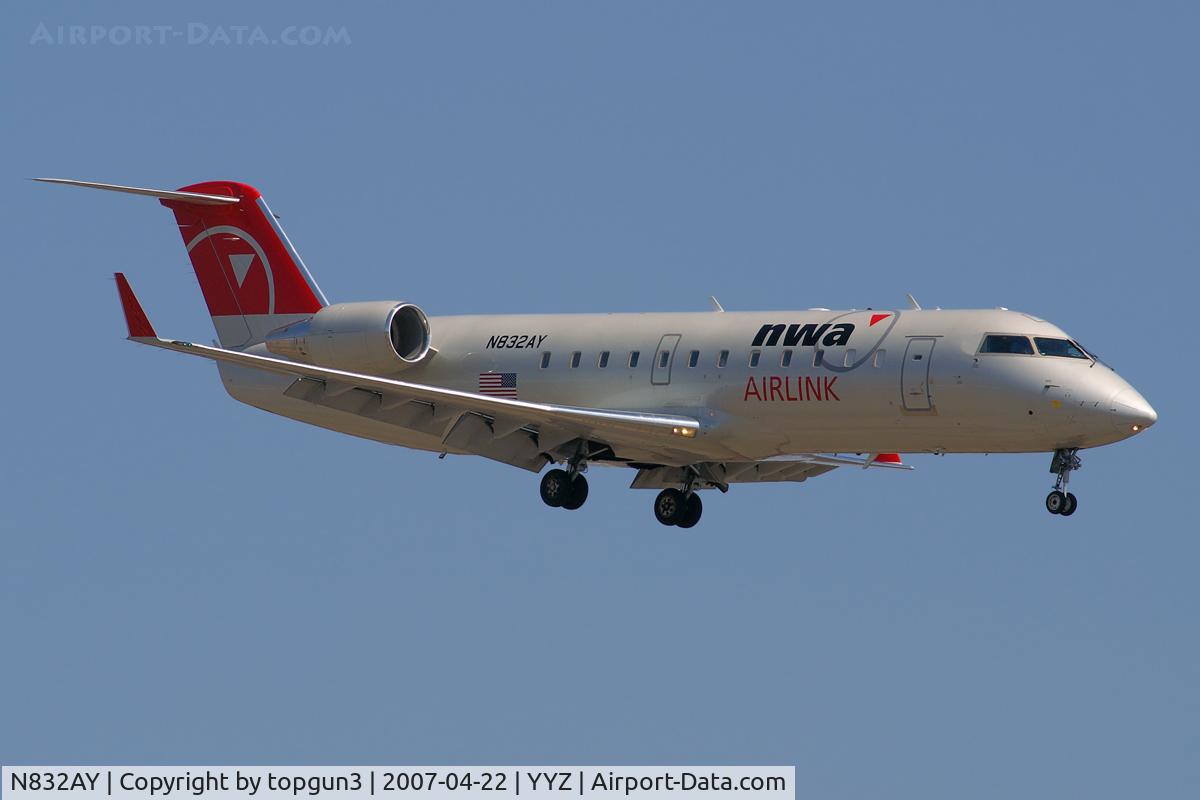 N832AY, 2005 Bombardier CRJ-200ER (CL-600-2B19) C/N 8032, Short final for 15L.