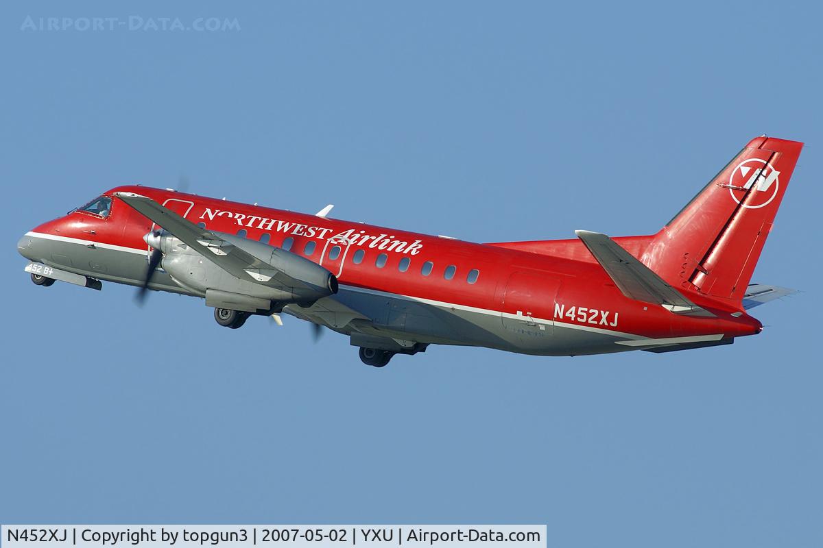 N452XJ, 1998 Saab 340B C/N 340B-452, Departing from RWY33.