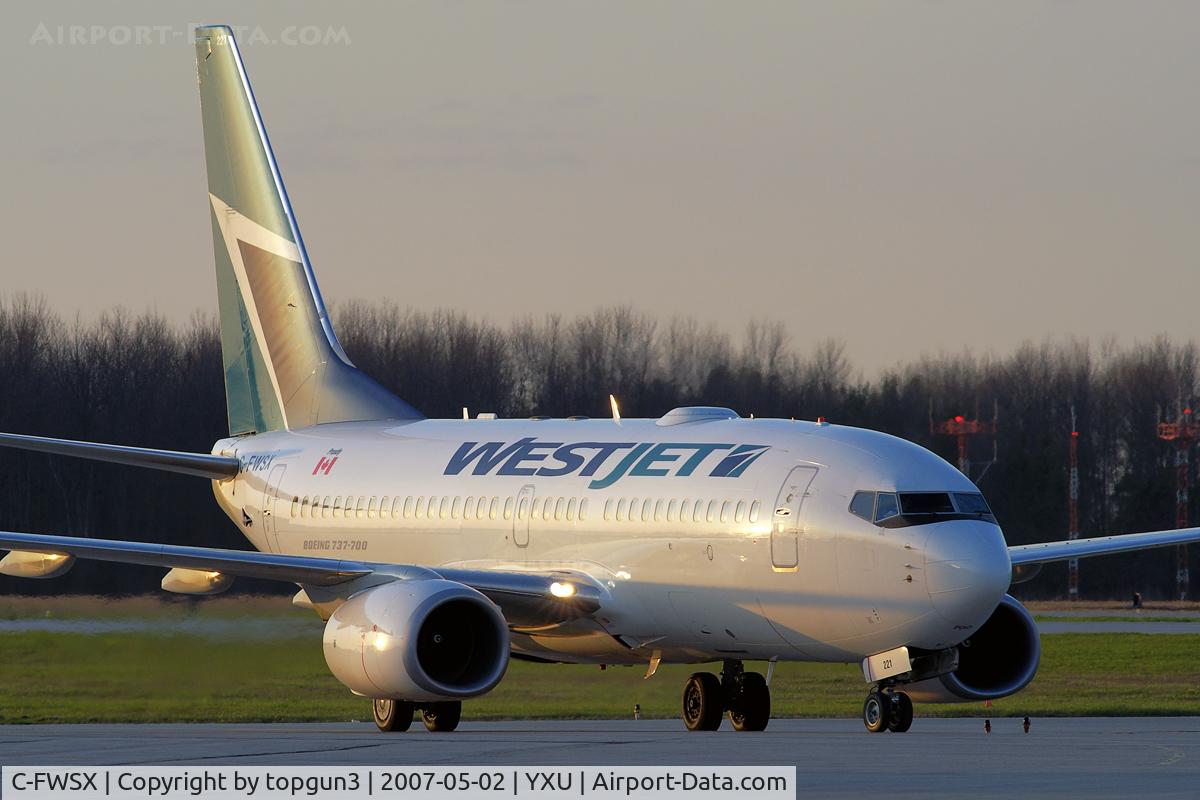 C-FWSX, 2004 Boeing 737-7CT C/N 32761, Taxiing on Golf.