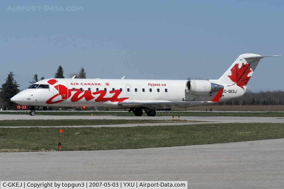 C-GKEJ, 1998 Bombardier CRJ-200ER (CL-600-2B19) C/N 7269, Taxiing on Golf.