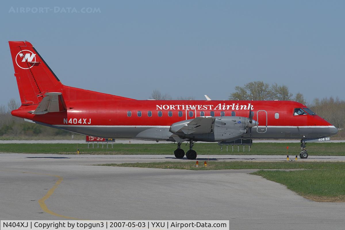 N404XJ, Saab 340B C/N 340B404, Taxiing on Golf.