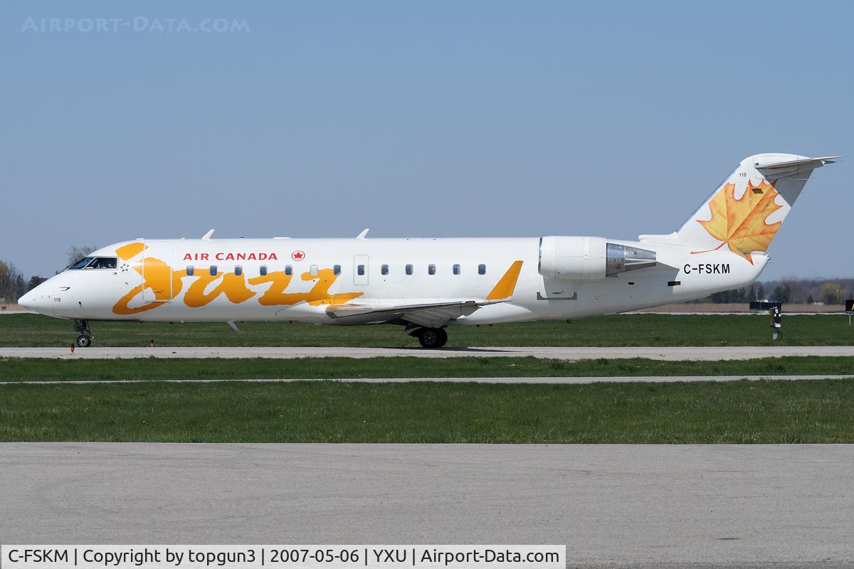 C-FSKM, 1995 Canadair CRJ-100ER (CL-600-2B19) C/N 7071, Taxiing on Golf for departure.