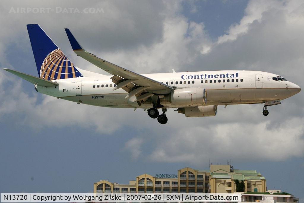 N13720, 1999 Boeing 737-724 C/N 28939, visitor
