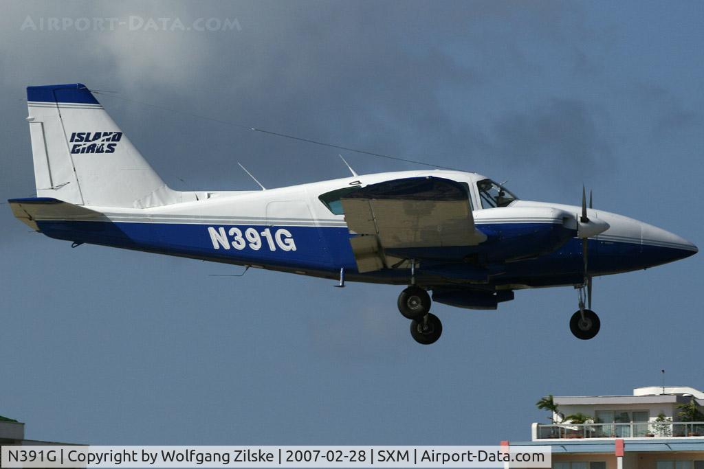 N391G, 1974 Piper PA-23-250 Aztec C/N 27-7405475, visitor