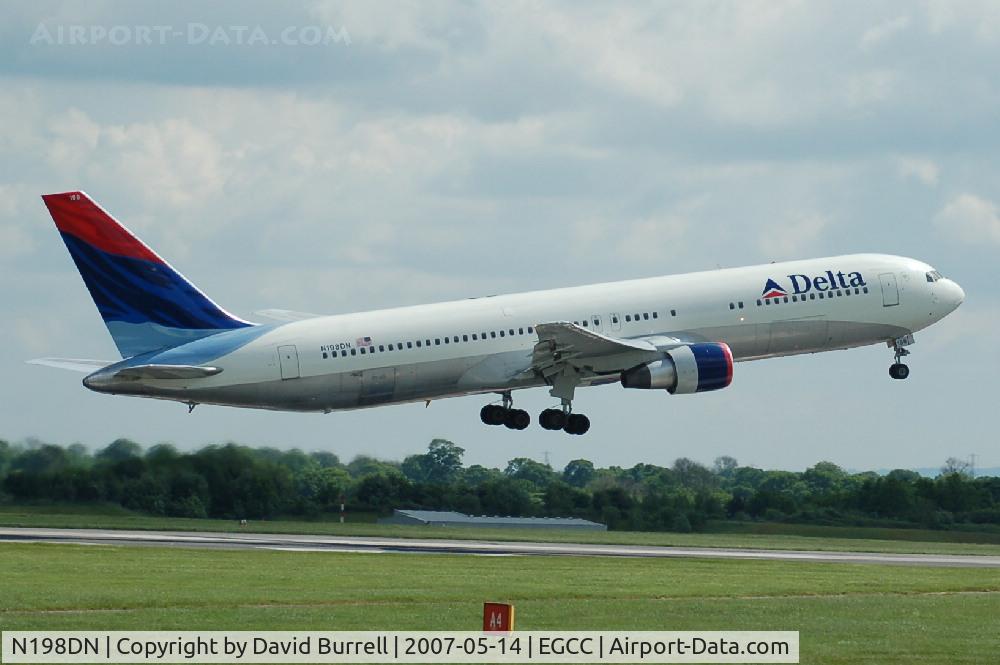 N198DN, 1998 Boeing 767-332 C/N 28455, Delta Airlines - Taking off