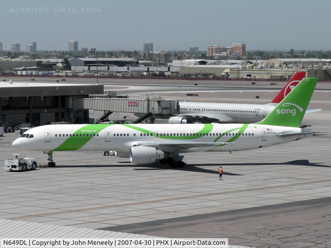 N649DL, 1989 Boeing 757-232 C/N 24389, Pushing back
