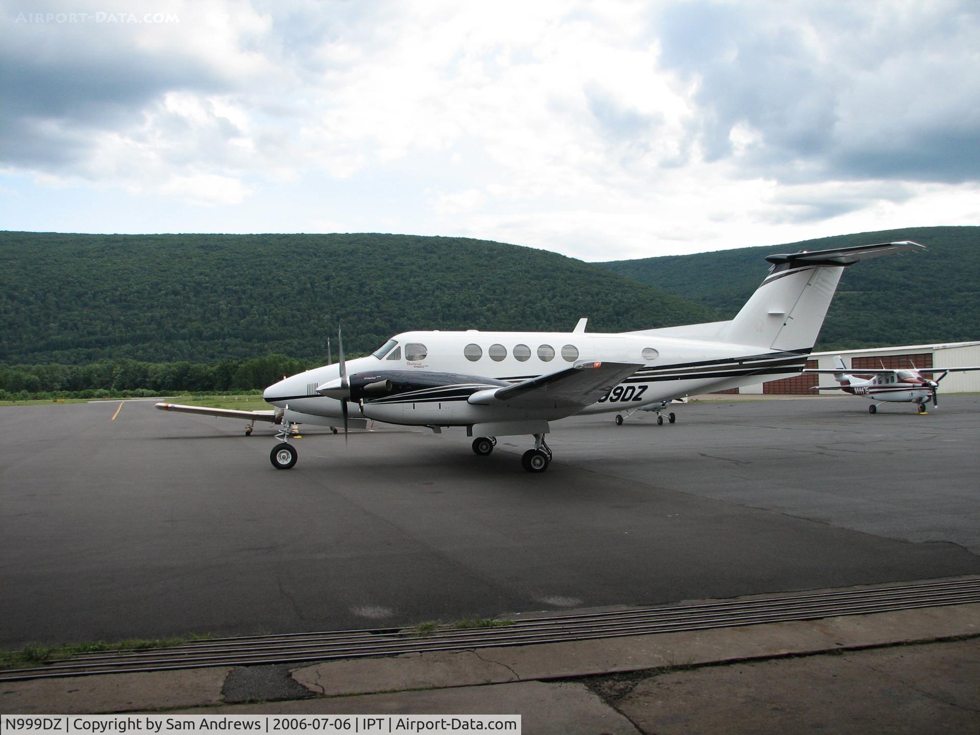 N999DZ, 2006 Raytheon B200 King Air C/N BB-1940, Just leaving