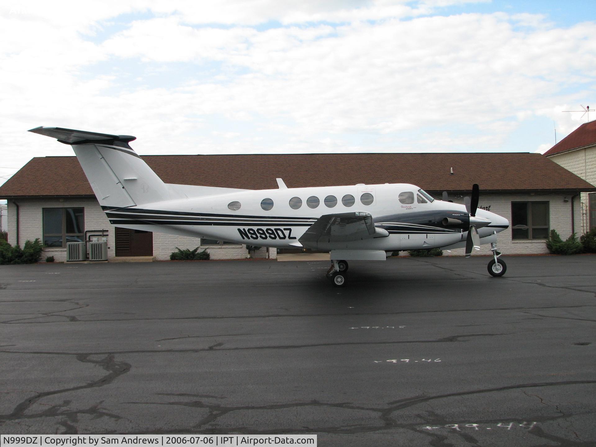 N999DZ, 2006 Raytheon B200 King Air C/N BB-1940, Waiting