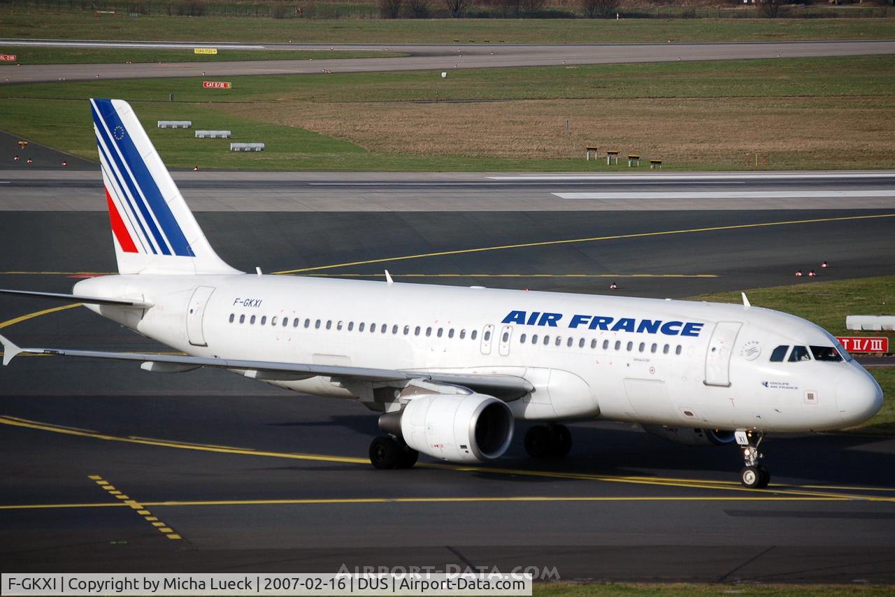 F-GKXI, 2003 Airbus A320-214 C/N 1949, Taxiing to the gate