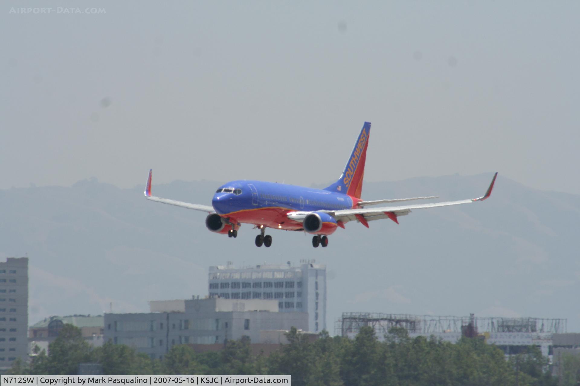 N712SW, 1998 Boeing 737-7H4 C/N 27846, Boeing 737-700