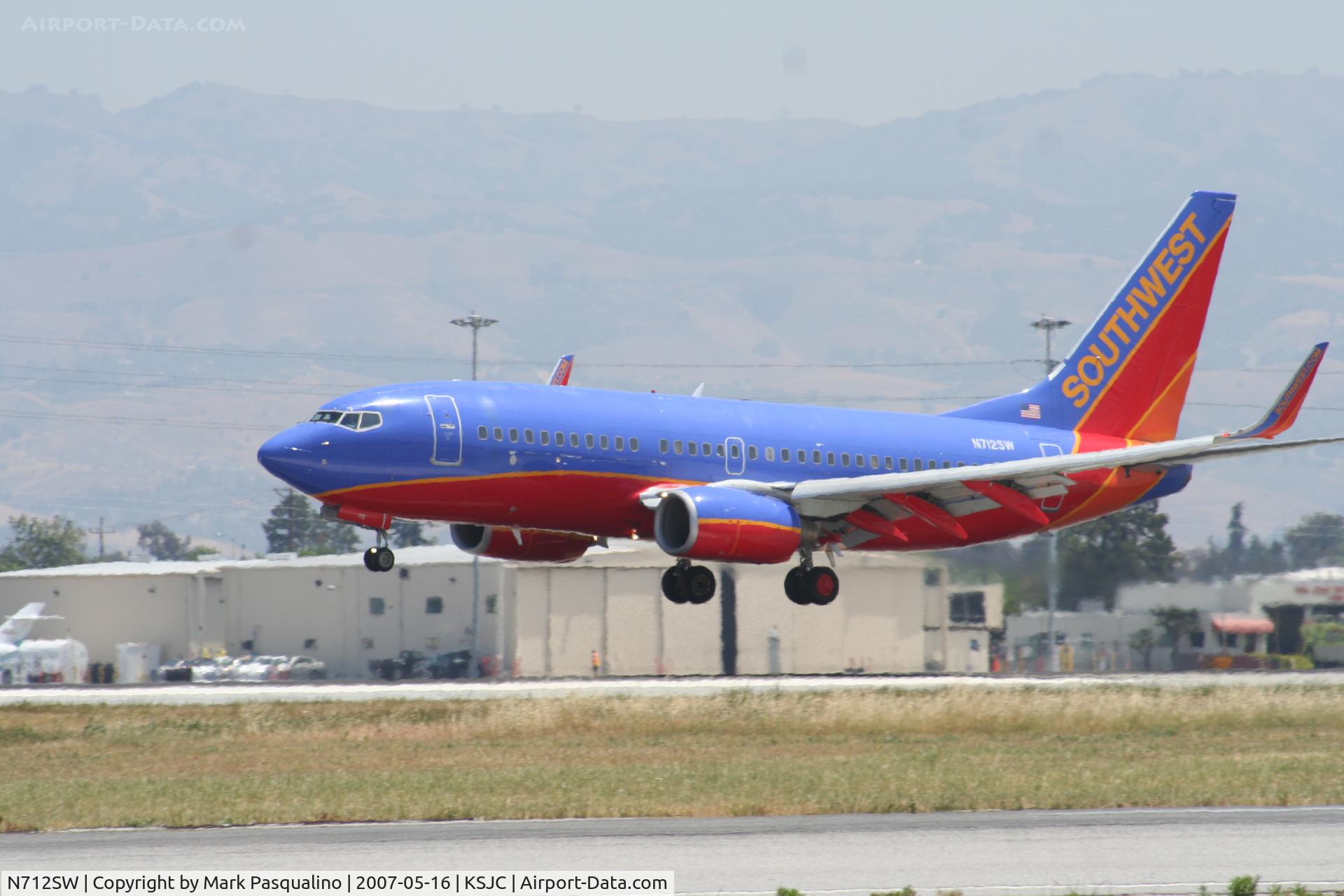 N712SW, 1998 Boeing 737-7H4 C/N 27846, Boeing 737-700