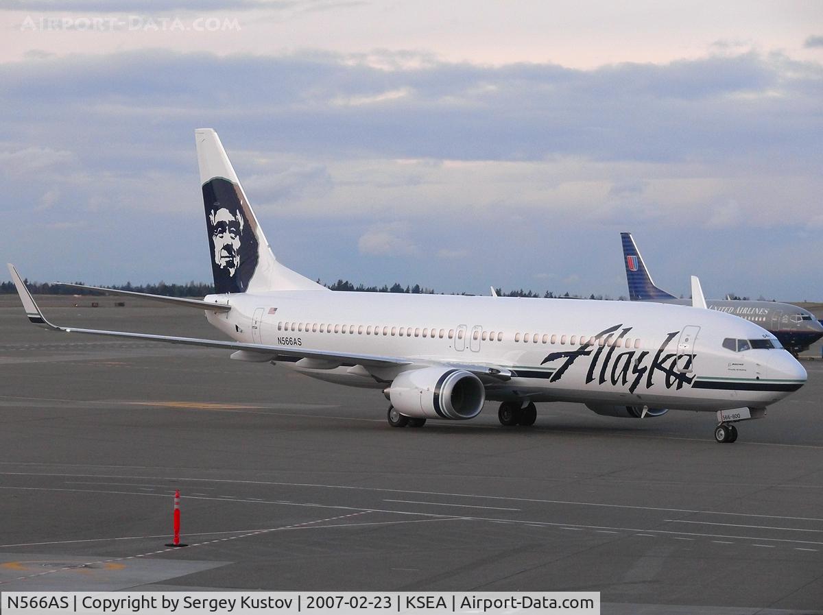 N566AS, 2007 Boeing 737-890 C/N 35182, Taxiing to gate
