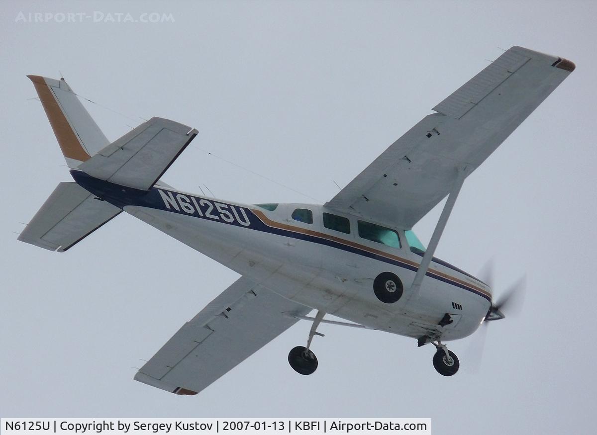 N6125U, 1979 Cessna U206G Stationair C/N U20605334, Taking off from Boeing Field