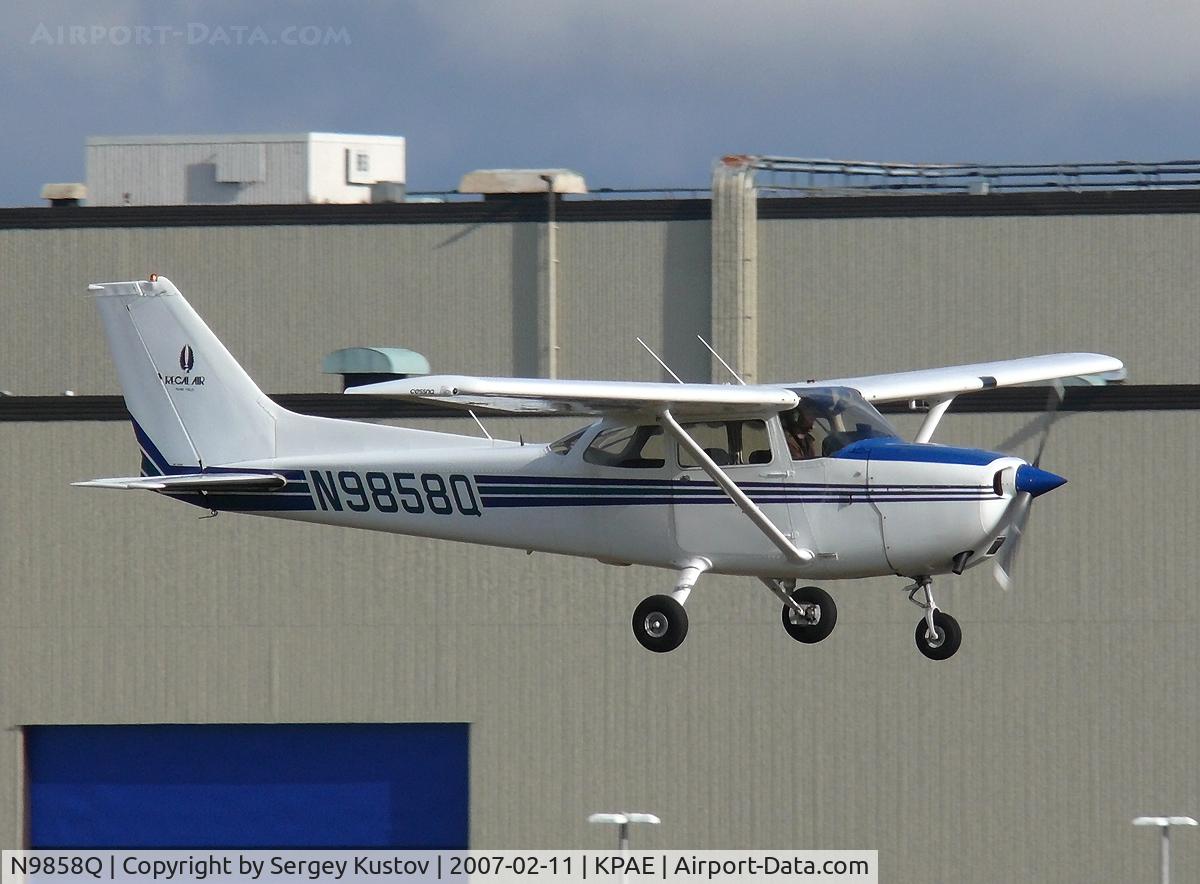 N9858Q, 1975 Cessna 172M C/N 17265802, Of short final to Paine Field