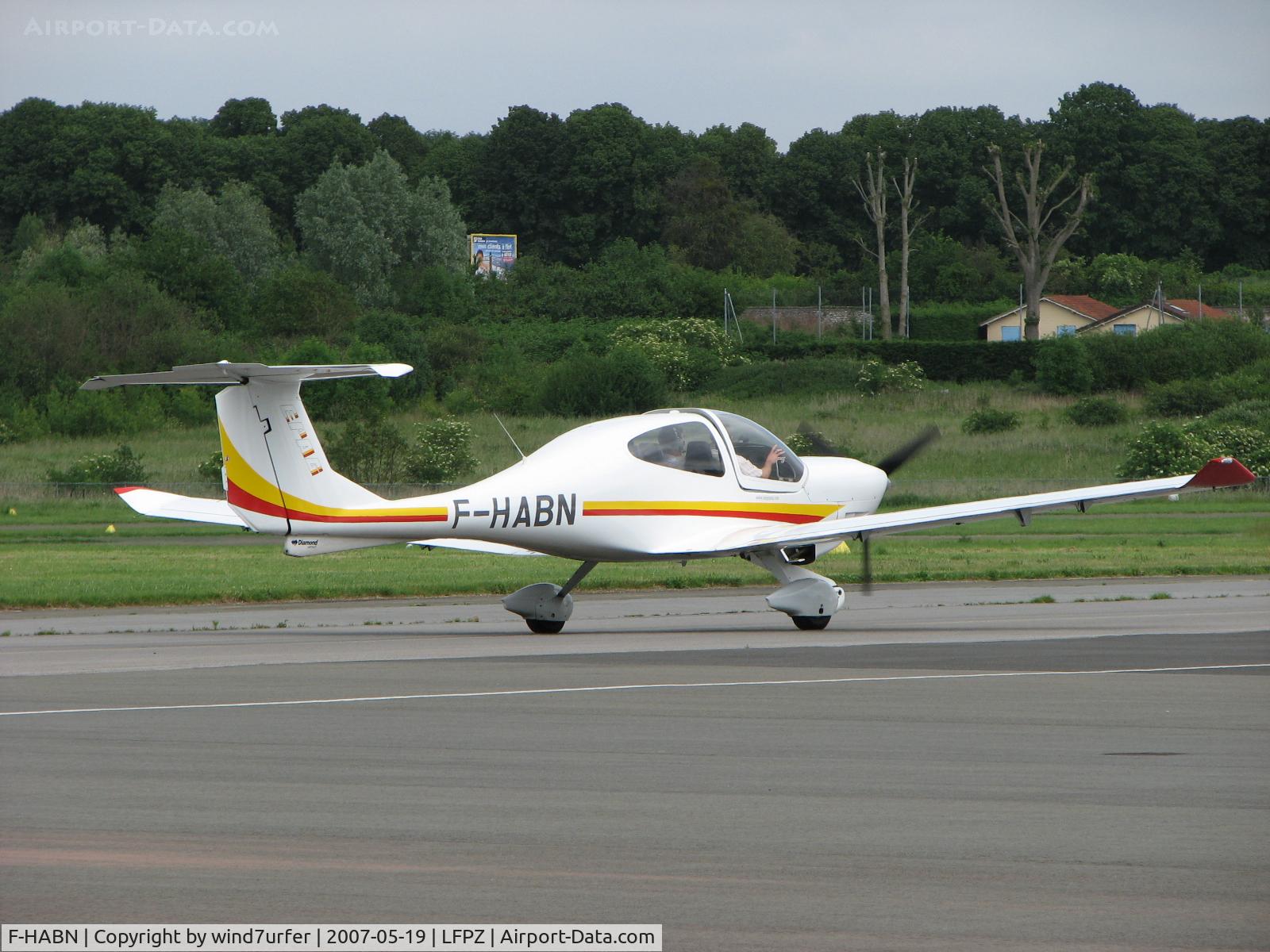 F-HABN, 2004 Diamond DA-40D Diamond Star C/N D4.083, touch' and go's at St Cyr L'ecole