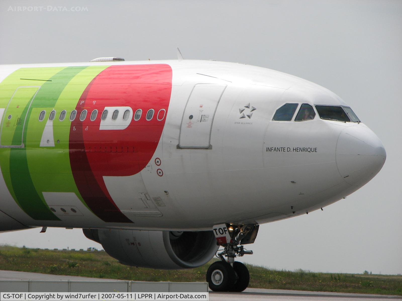 CS-TOF, 1999 Airbus A330-223 C/N 308, FFO waving at us on F on it's way to backtrack rwy 17