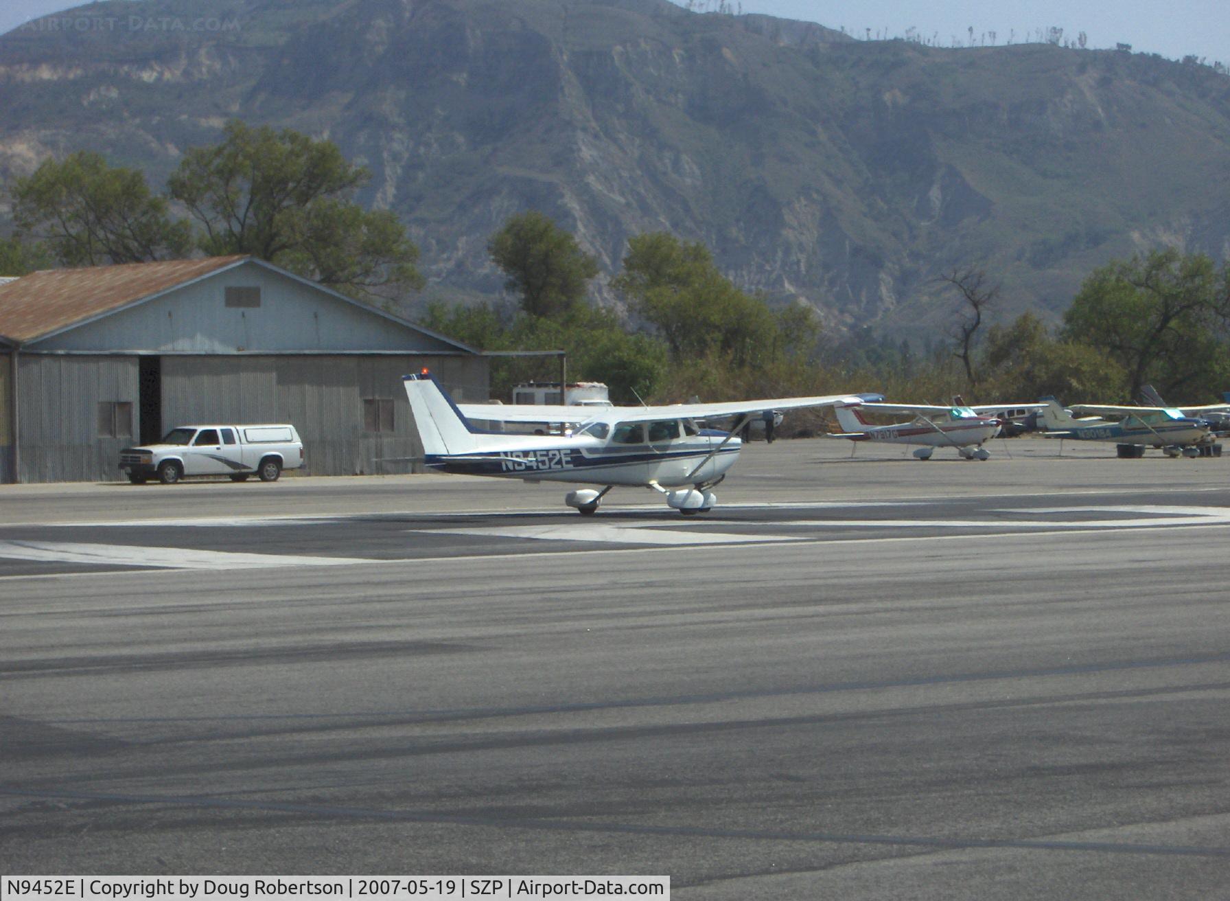 N9452E, 1979 Cessna 172N C/N 17272268, 1979 Cessna 172N, Lycoming O-320-H2AD 160 hp, takeoff roll Rwy 22