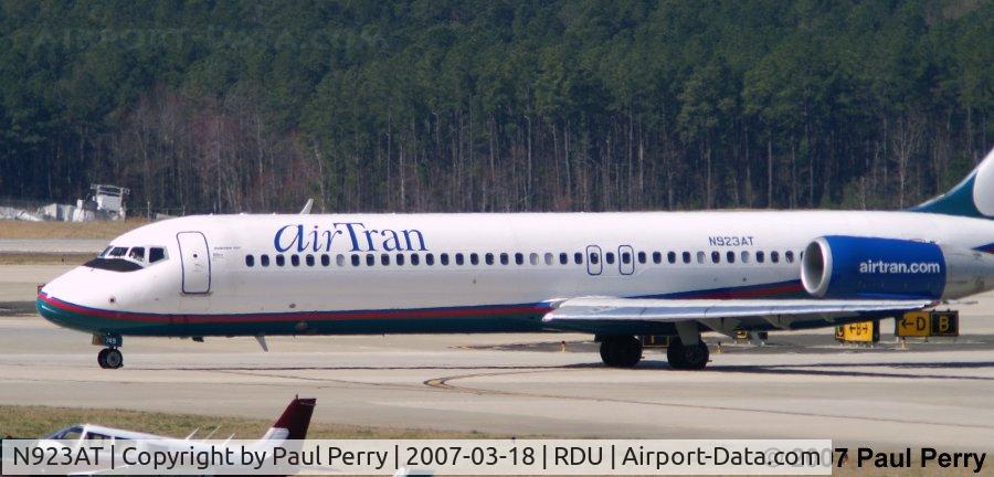 N923AT, 2005 Boeing 717-200 C/N 55051, Another tube full of people getting ready to cross the airport