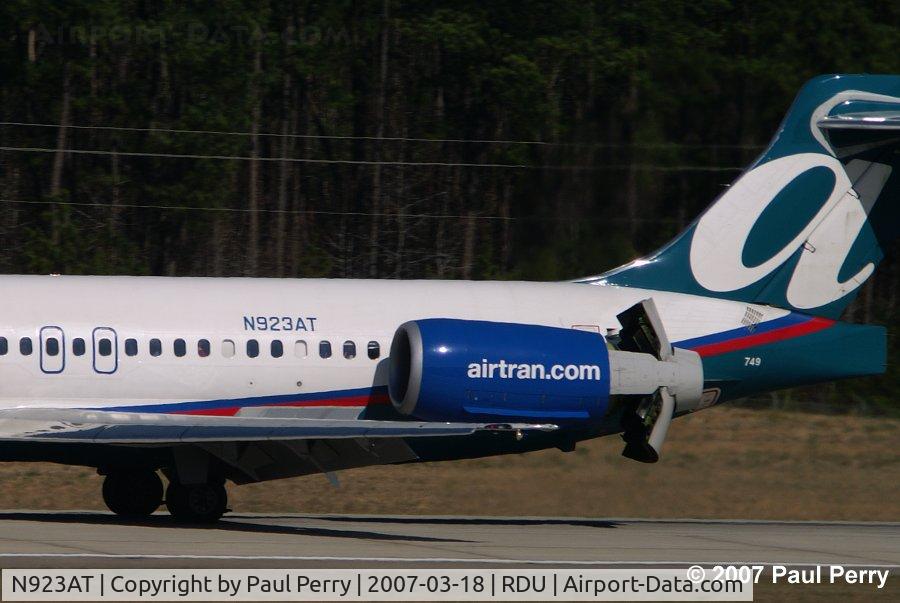 N923AT, 2005 Boeing 717-200 C/N 55051, Good view of the thrust diverter buckets