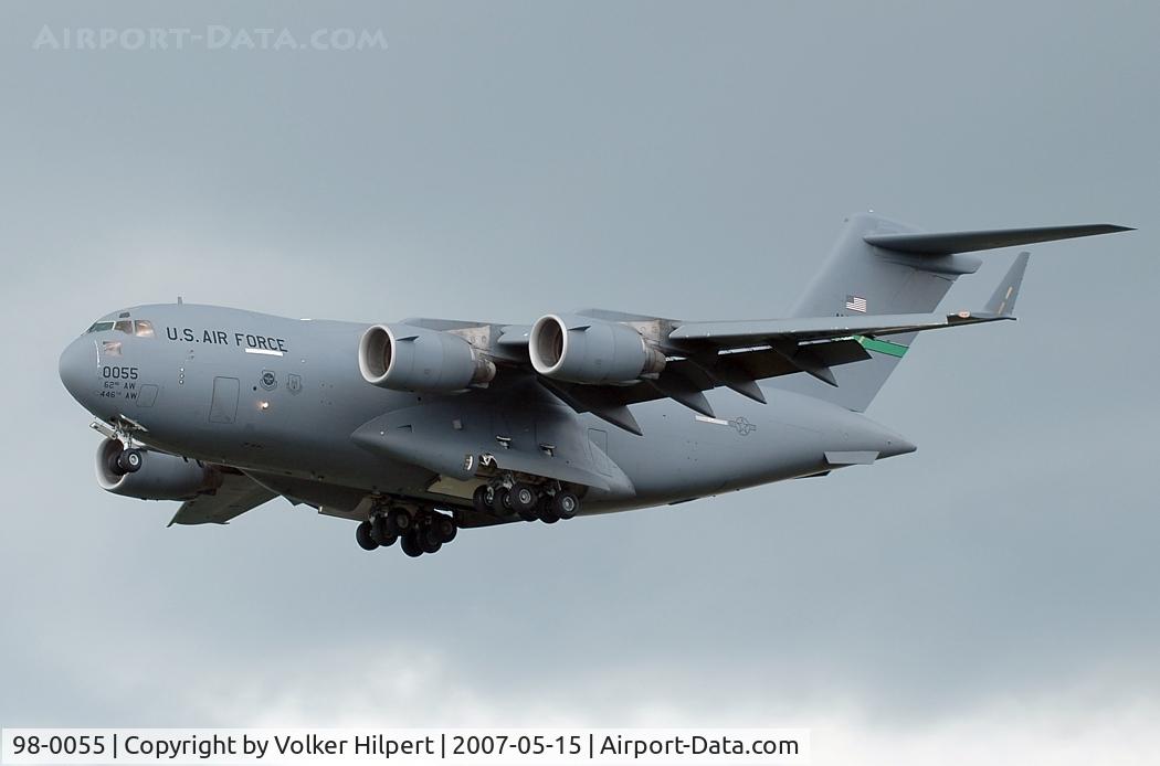 98-0055, 1998 Boeing C-17A Globemaster III C/N F-58/P-55, C-17A on final at ramstein