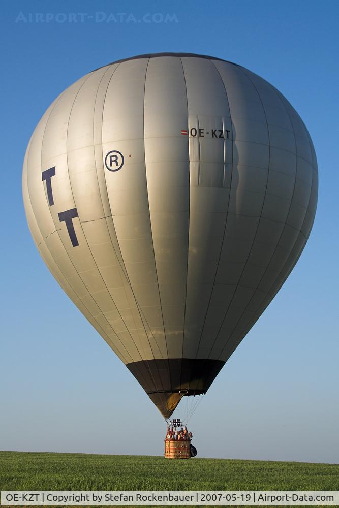 OE-KZT, UltraMagic M-145 C/N 145/14, A hot air baloon landing in my neighbour village.