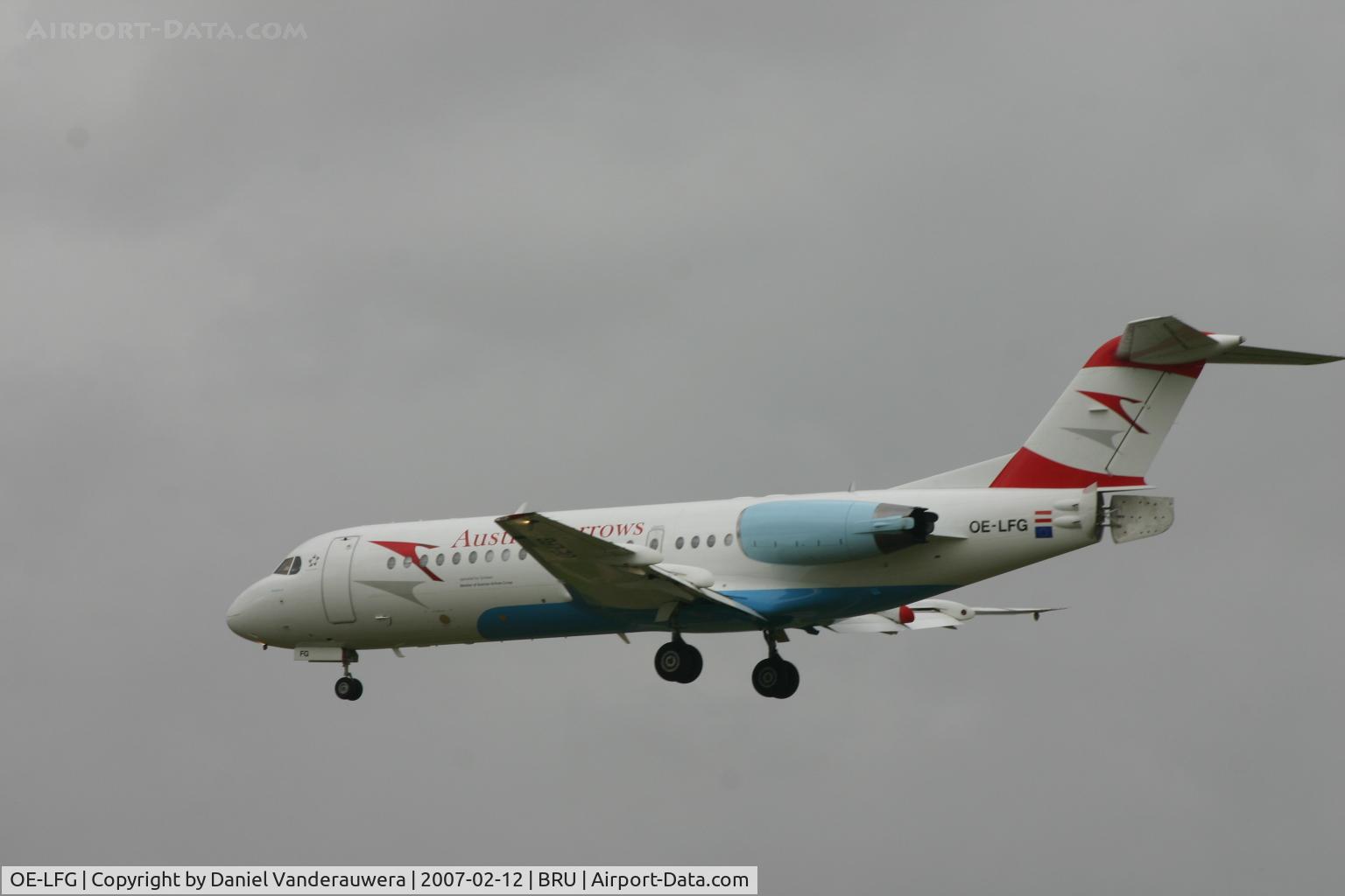 OE-LFG, 1995 Fokker 70 (F-28-0070) C/N 11549, descending to rwy 25L