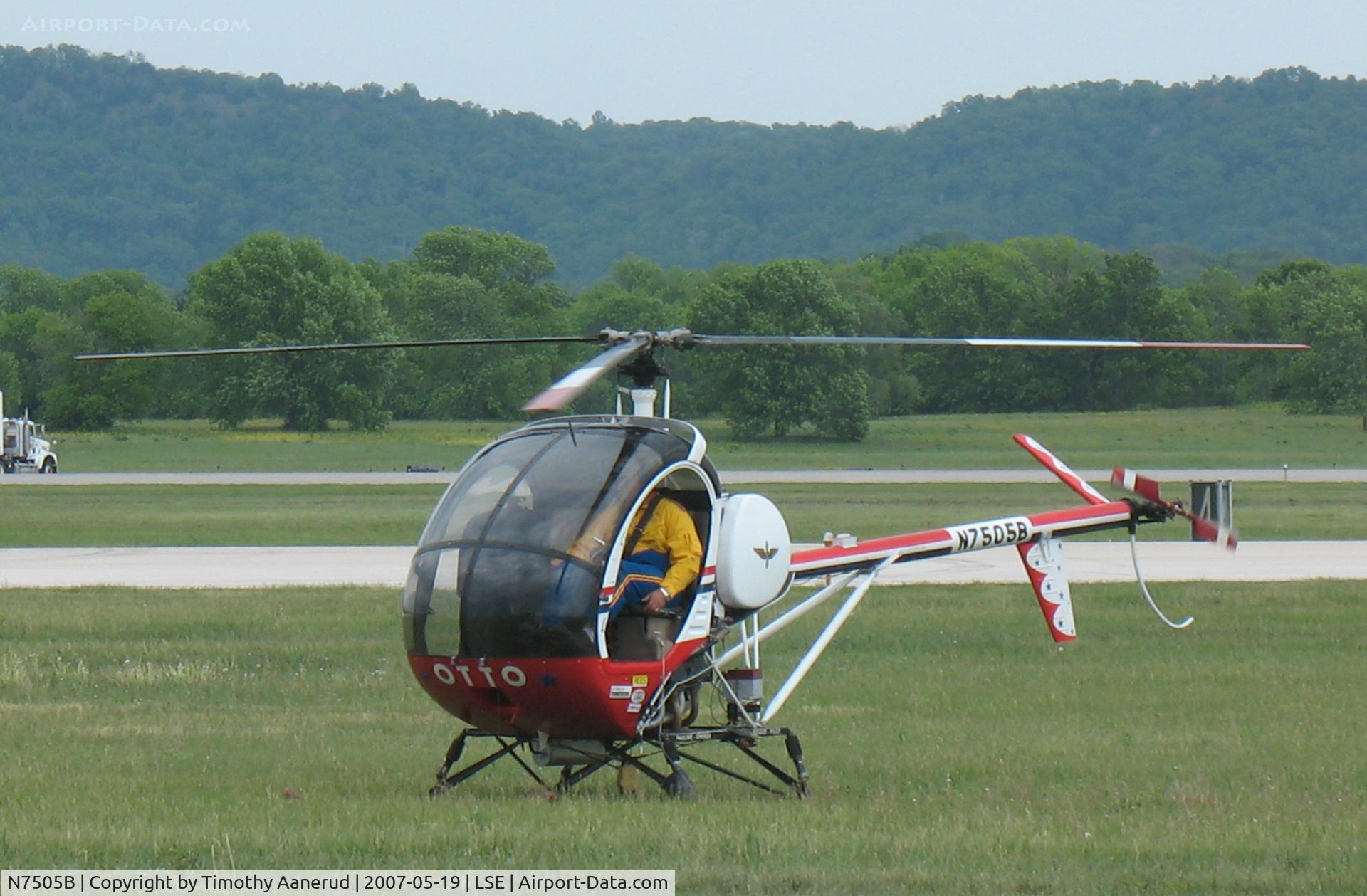 N7505B, 1985 Schweizer 300C (269C) C/N S1205, Performing at the Deke Slayton Airfest in La Crosse, WI