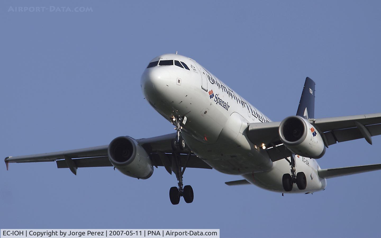 EC-IOH, 2003 Airbus A320-232 C/N 1998, Final approach to runway 15
