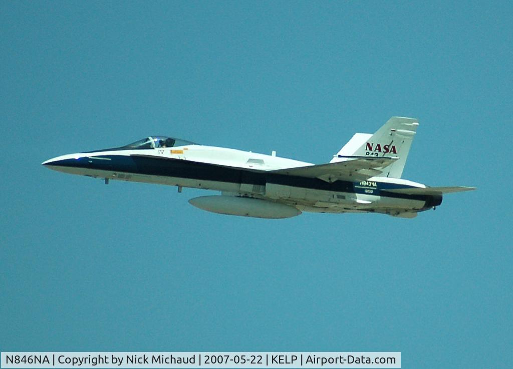 N846NA, McDonnell Douglas F/A-18B Hornet C/N 23, NASA F-18 blasting out of El Paso.