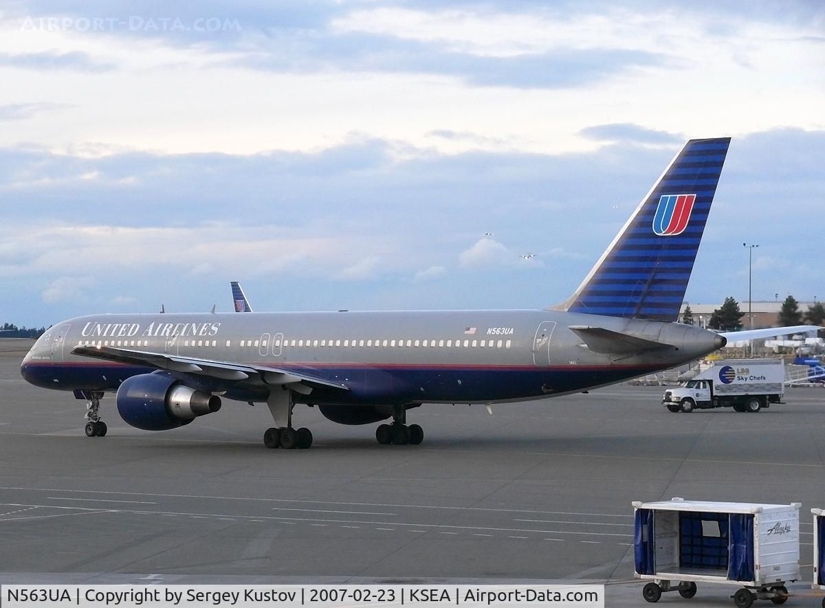 N563UA, 1992 Boeing 757-222 C/N 26665, A traffic jam on final!