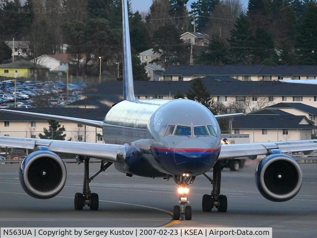 N563UA, 1992 Boeing 757-222 C/N 26665, Taxiing with only one engine running.