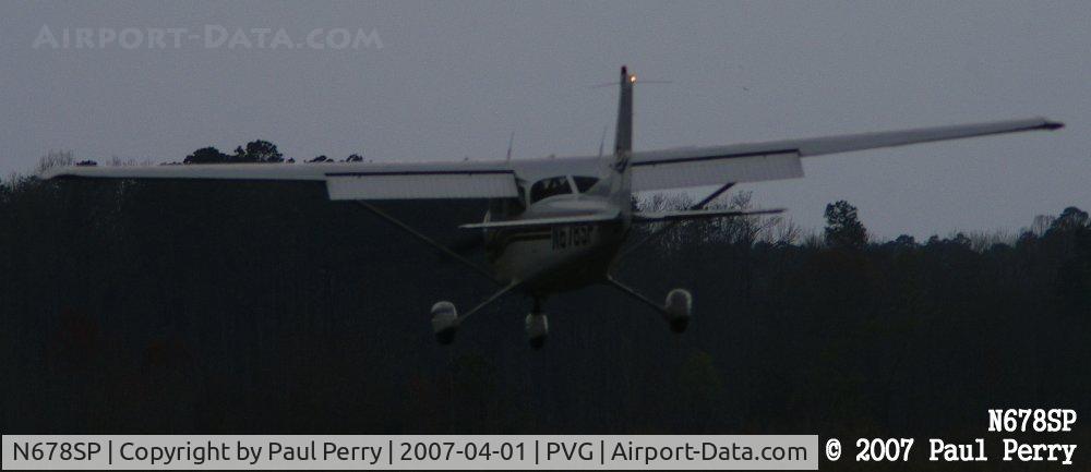 N678SP, 1999 Cessna 172S C/N 172S8089, Easing down to the runway